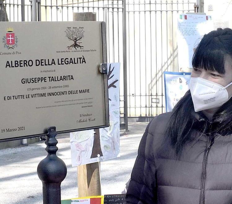 Il cartello illustrativo e Rosy Tallarita (foto Muzzi)