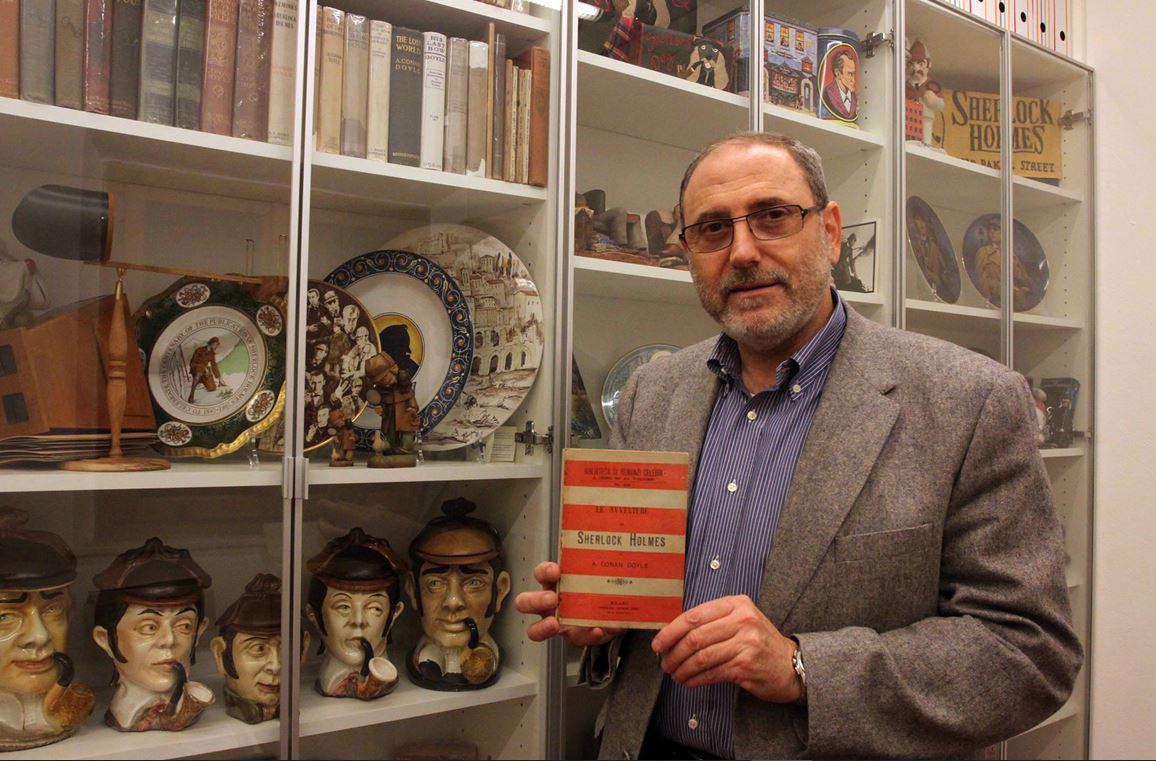 Gabriele Mazzoni con una parte della sua grande collezione su Sherlock Holmes