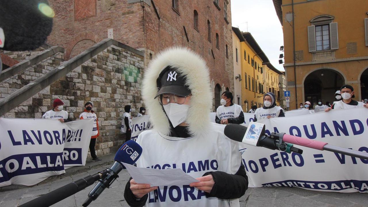 Una dipendente della Texprint legge un volantino alla manifestazione contro lo sciopero in piazza del Comune