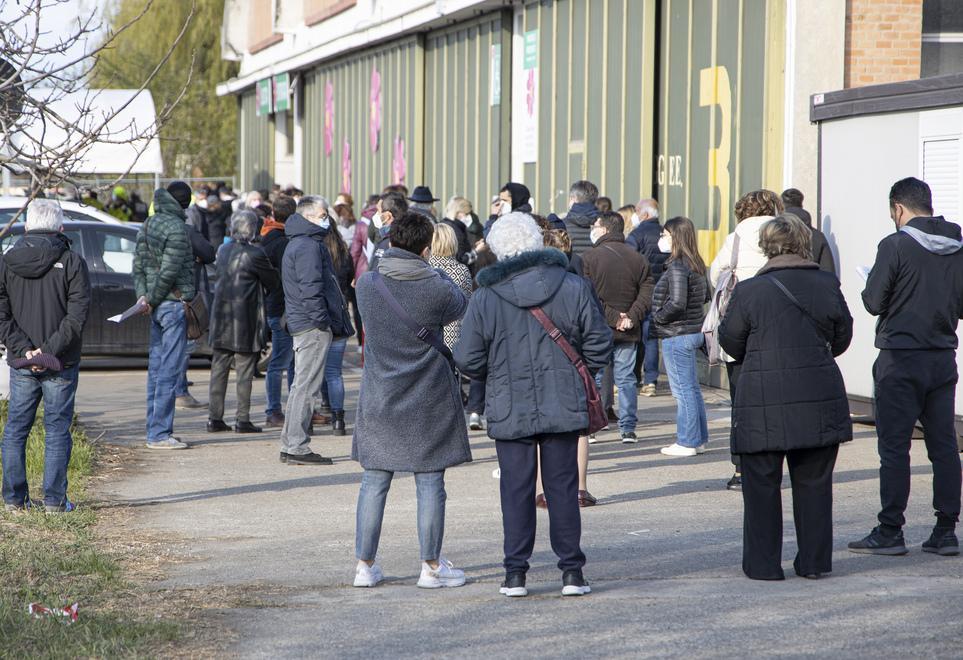 Modena. Vaccini, code e attese L’Ausl si scusa ma avverte: «Venite con i documenti» 