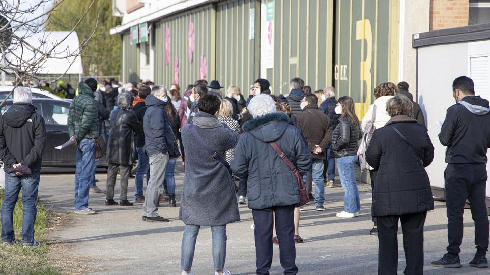 Modena. Vaccini, code e attese L’Ausl si scusa ma avverte: «Venite con i documenti»