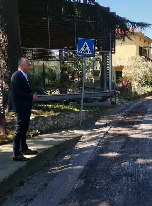 Nuovo asfalto davanti al museo di Massaciuccoli