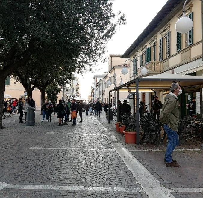 Follonica in bilico, ma poi resta arancione 