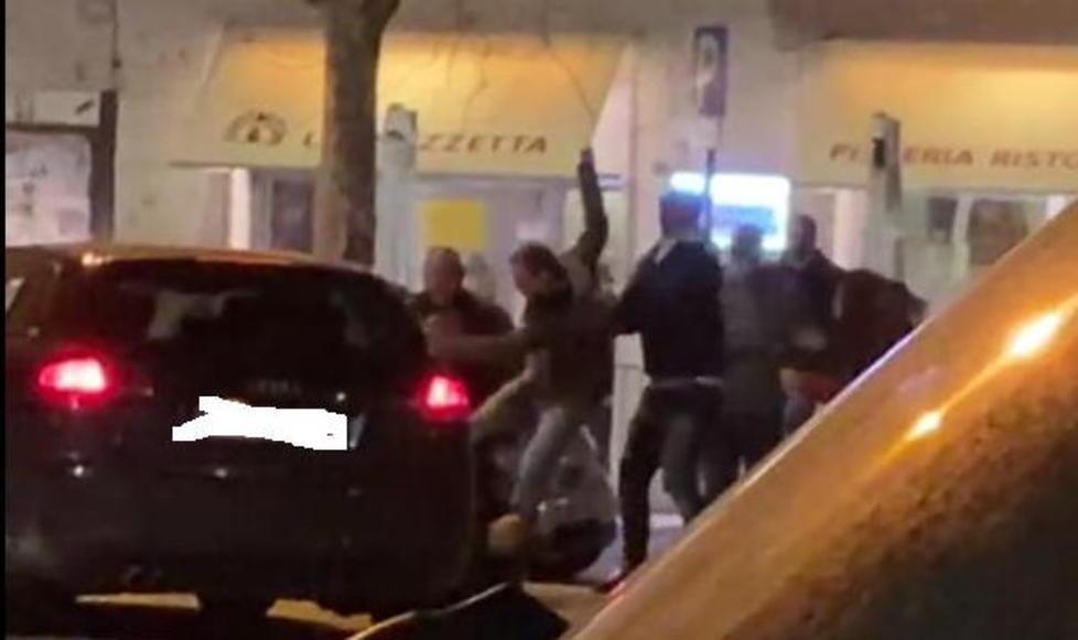 Rissa in piazza de Maria La polizia municipale denuncia 4 uomini