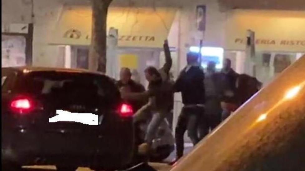 Rissa in piazza de Maria La polizia municipale denuncia 4 uomini