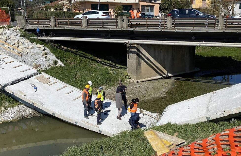 Via alle operazioni per la rimozione del ponte crollato 