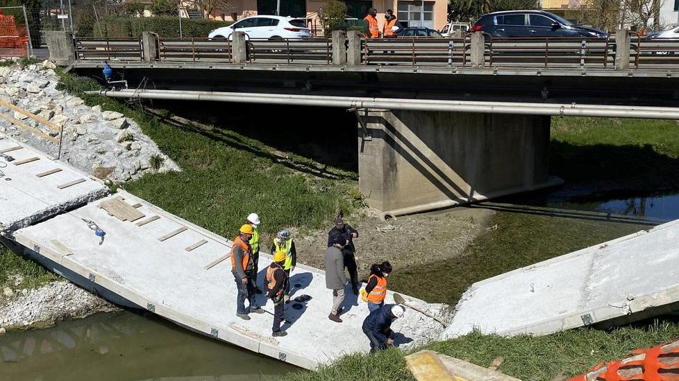 Via alle operazioni per la rimozione del ponte crollato