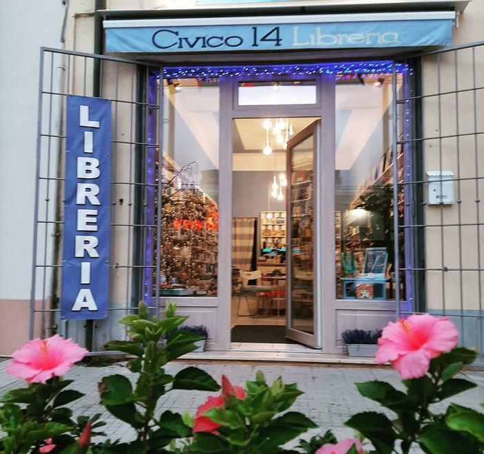 Poesie itineranti a Marina grazie alla libreria “Civico 14” 