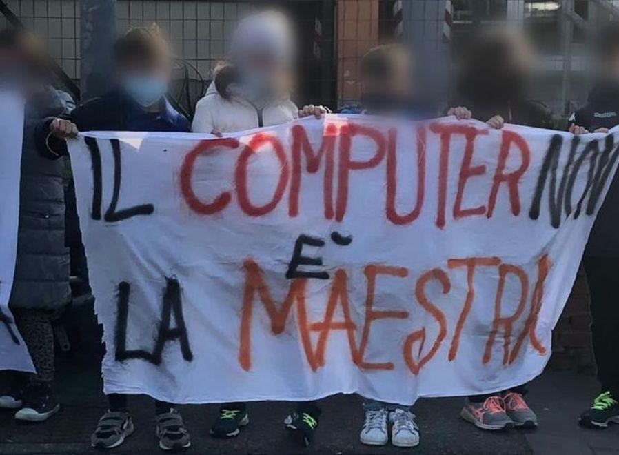 Le mamme non ci stanno «I nostri figli chiedono la maestra non un computer»