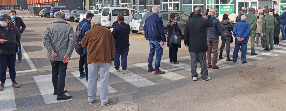 AstraZeneca torna ed è coda in Fiera «Senza vaccino non me ne vado» 