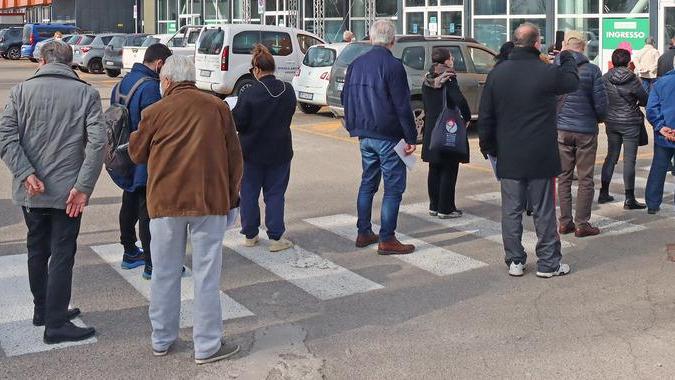 AstraZeneca torna ed è coda in Fiera «Senza vaccino non me ne vado»