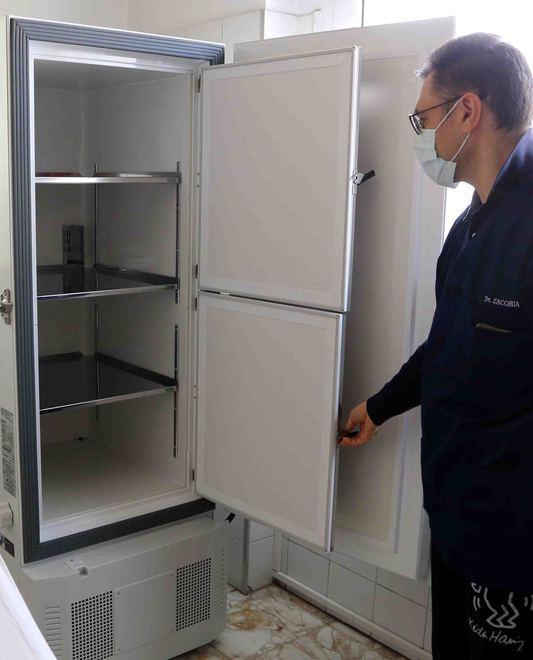 Il petrolchimico acquista il congelatore per le fiale e si candida come “polo”