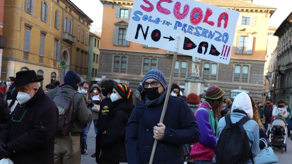 Genitori, bambini e prof in piazza contro la dad