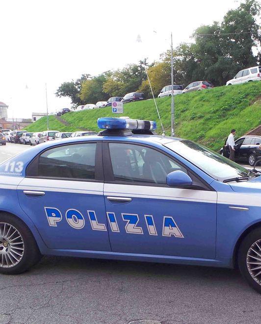 Minaccia la gente in strada con un coltello, fermato 
