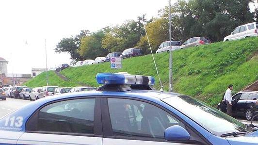 Minaccia la gente in strada con un coltello, fermato