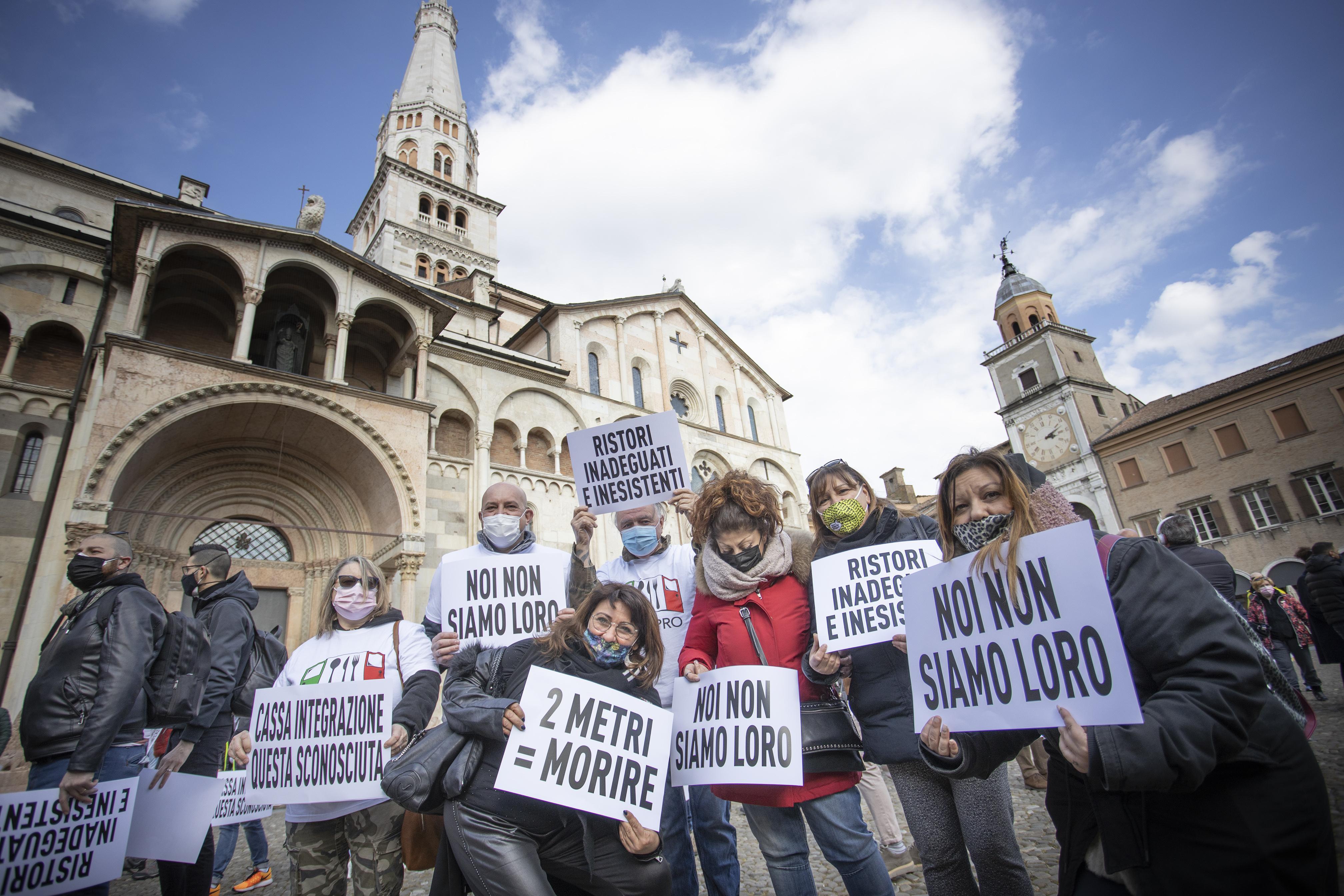 Modena. Tornano in piazza i ristoratori: «Siamo disperati, fateci lavorare»