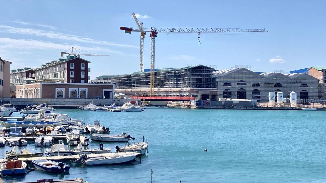 In alto il cantiere di Porta a Mare: sulla sinistra il primo lotto di piazza Mazzini completato nel 2013, dove ci sono una settantina di appartamenti, un supermercato e spazi commerciali
A destra il secondo lotto in fase di realizzazione nell’area delle ex officine storiche del Cantiere (foto Marzi e Silvestri)