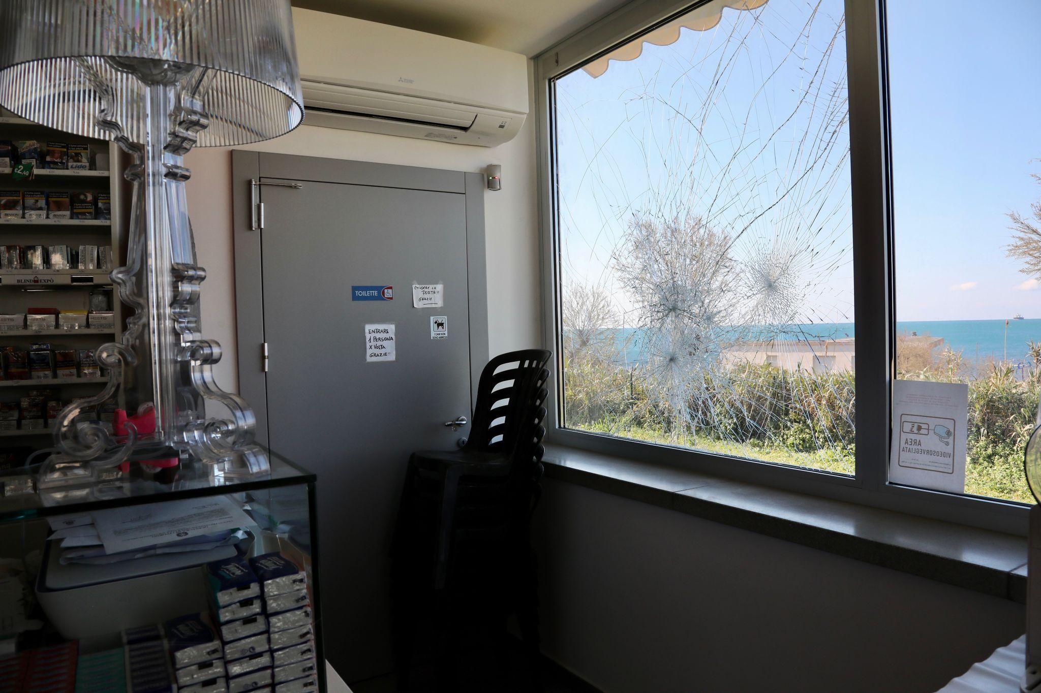 La vetrata sfondata della Baracchina Nicla vista dall'interno (foto Marzi)