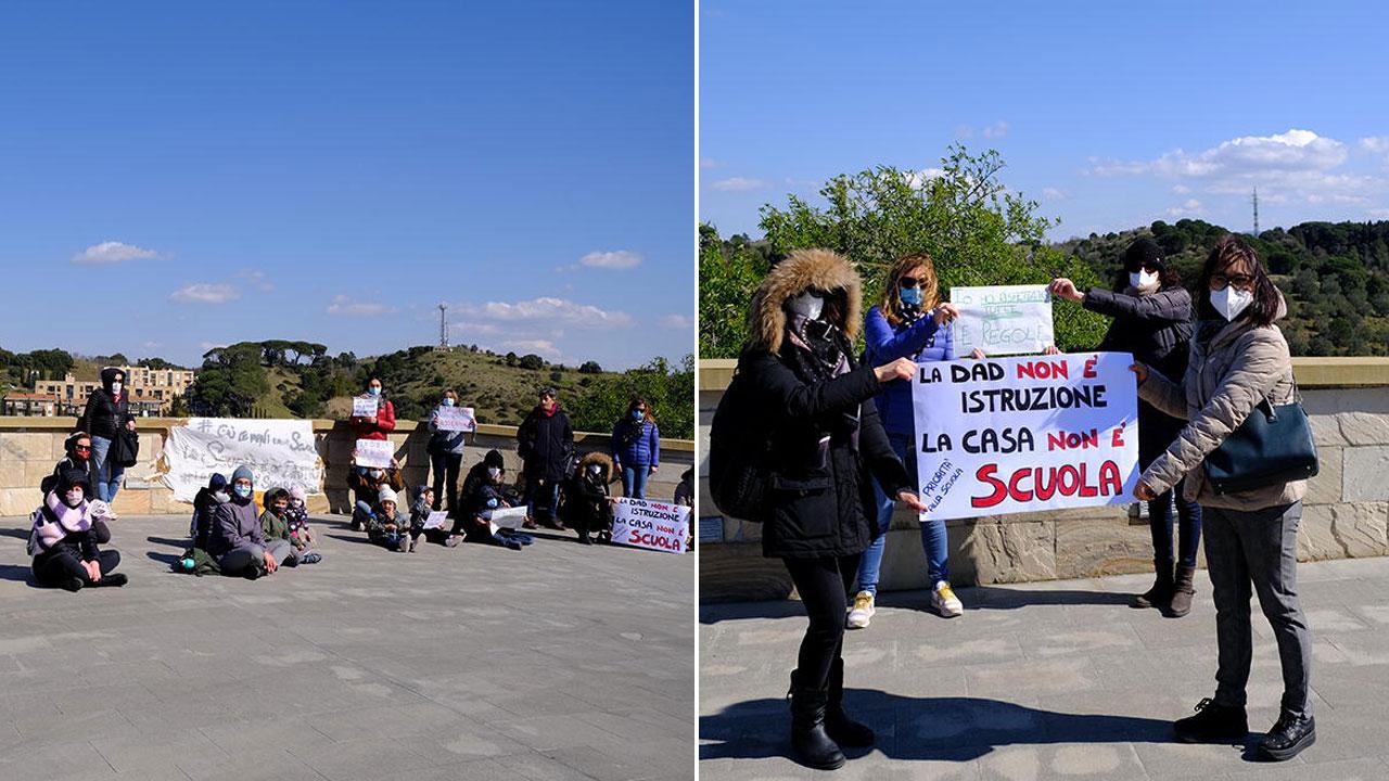 Nella foto a sinistra un momento della protesta delle mamme davanti alla sede del Comune a destra le mamme hanno esposto alcuni cartelli (Fotografie Falorni/Silvi)
