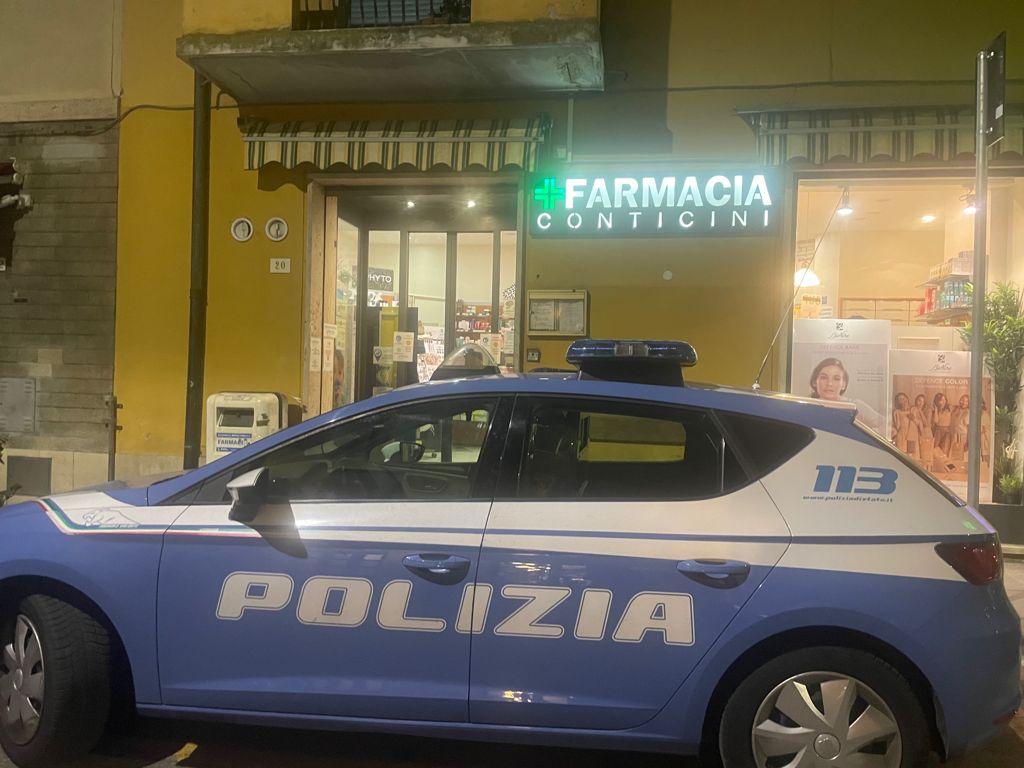 Una volante della polizia davanti alla farmacia rapinata