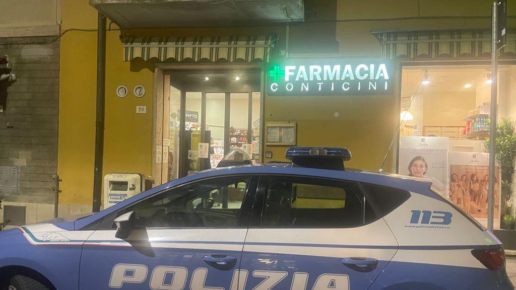 Una volante della polizia davanti alla farmacia rapinata
