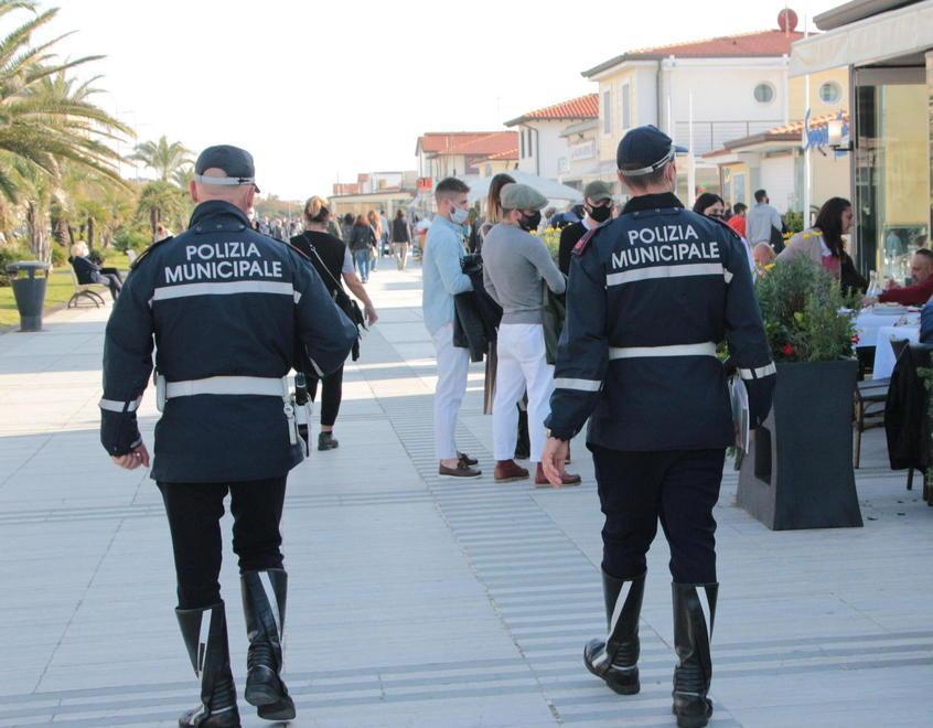 I controlli della Municipale a Lido di Camaiore (foto d'archivio)
