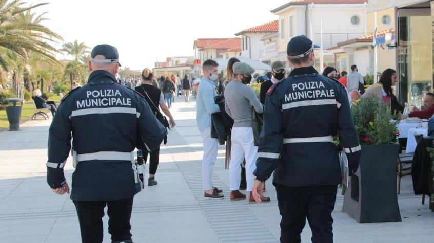 I controlli della Municipale a Lido di Camaiore (foto d'archivio)