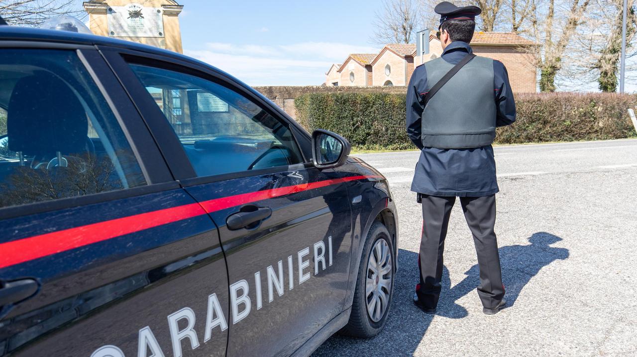 Bondeno, rubò profumi al Famila: individuato e denunciato