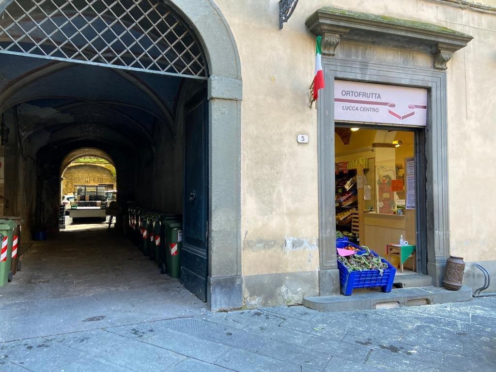 Il negozio Ortofrutta di piazza San Salvatore derubato dal giovane finito in carcere