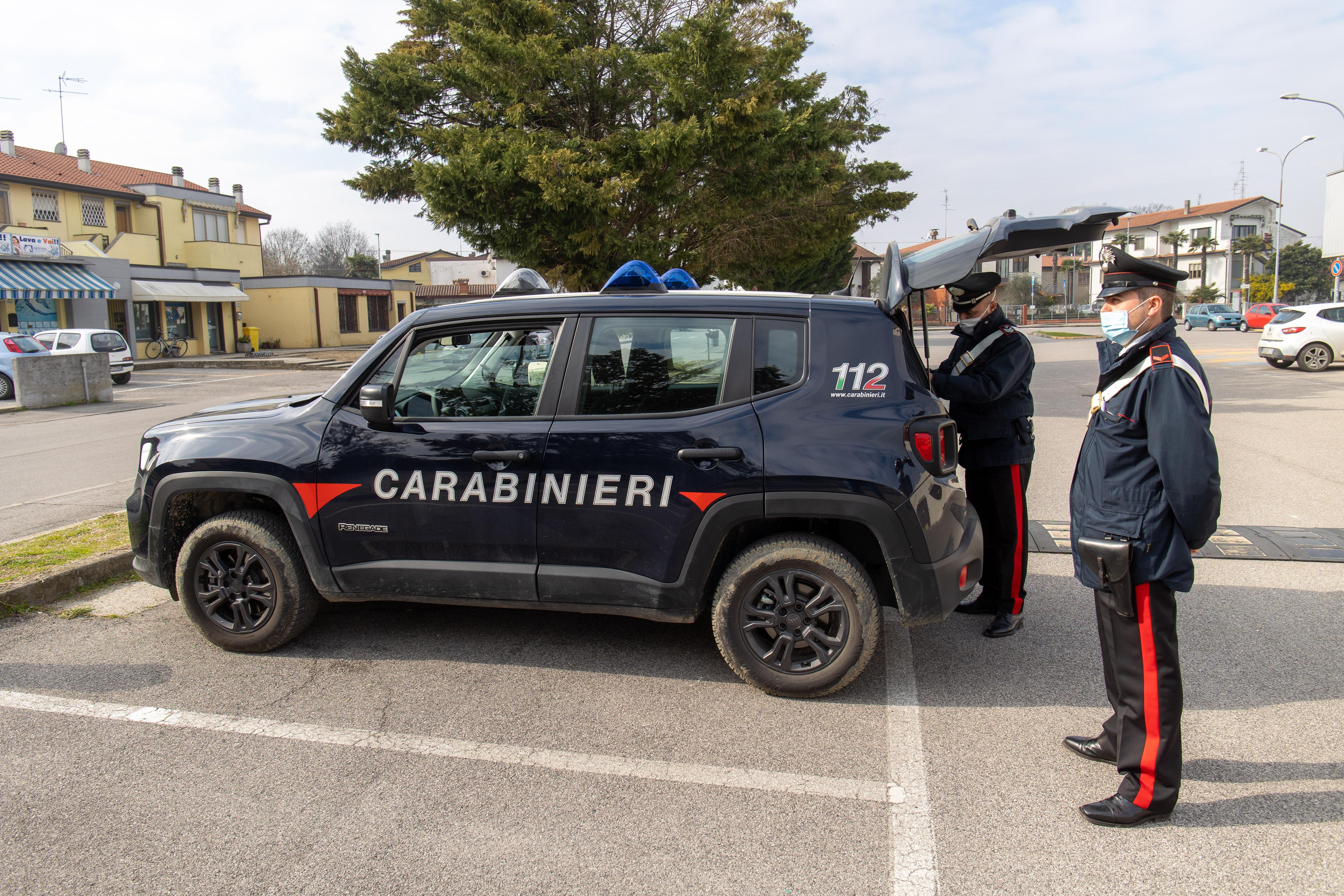 Ferrara, impreca e minaccia i carabinieri: denunciato