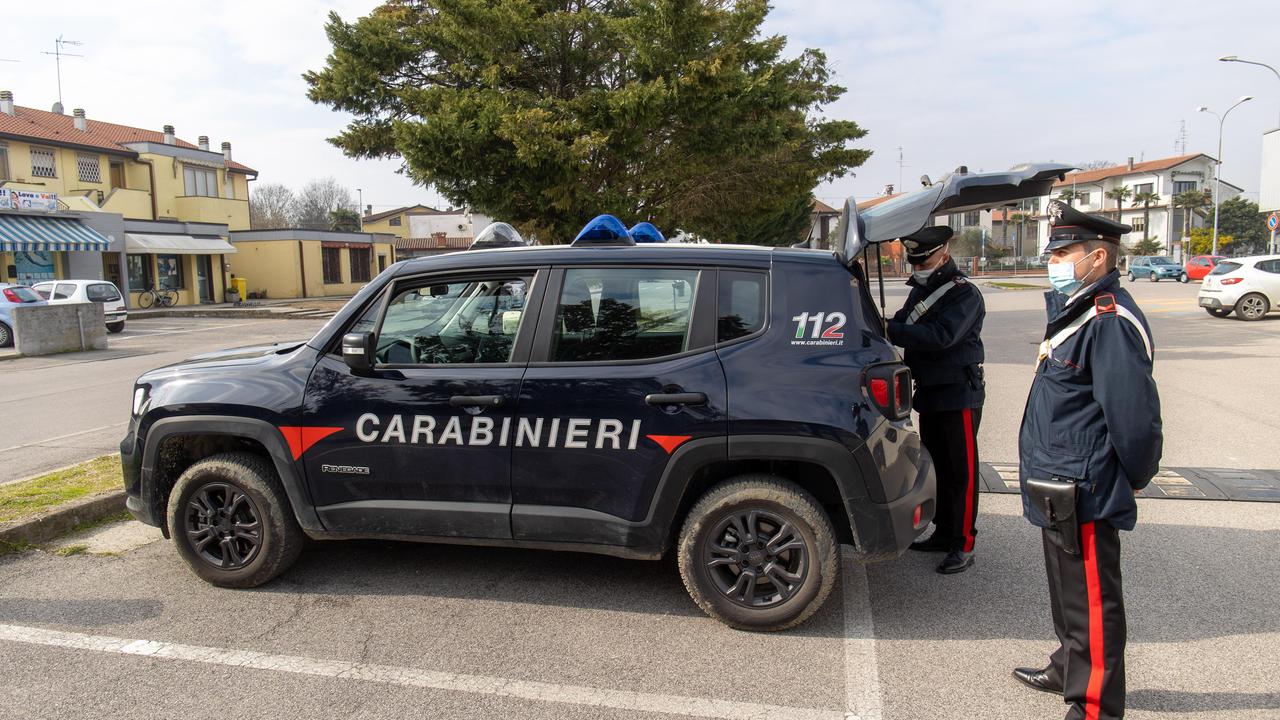 Ferrara, impreca e minaccia i carabinieri: denunciato