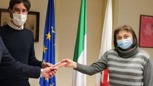 Castellarano, dona ai servizi sociali il buono da mille euro vinto al concorso