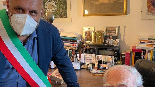 Don Reno riceve l'Omino di ferro in dono dal sindaco Lippi
