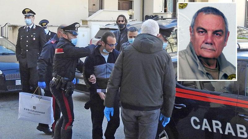 Francesco Biagi, 28 anni, ingegnere, mentre viene portato via dai carabinieri (foto Barlettani). Nel riquadro il padre Stefano, chimico di 64 anni, dipendente   della Magona di Piombino, morto per il colpo di coltello inferto dal figlio