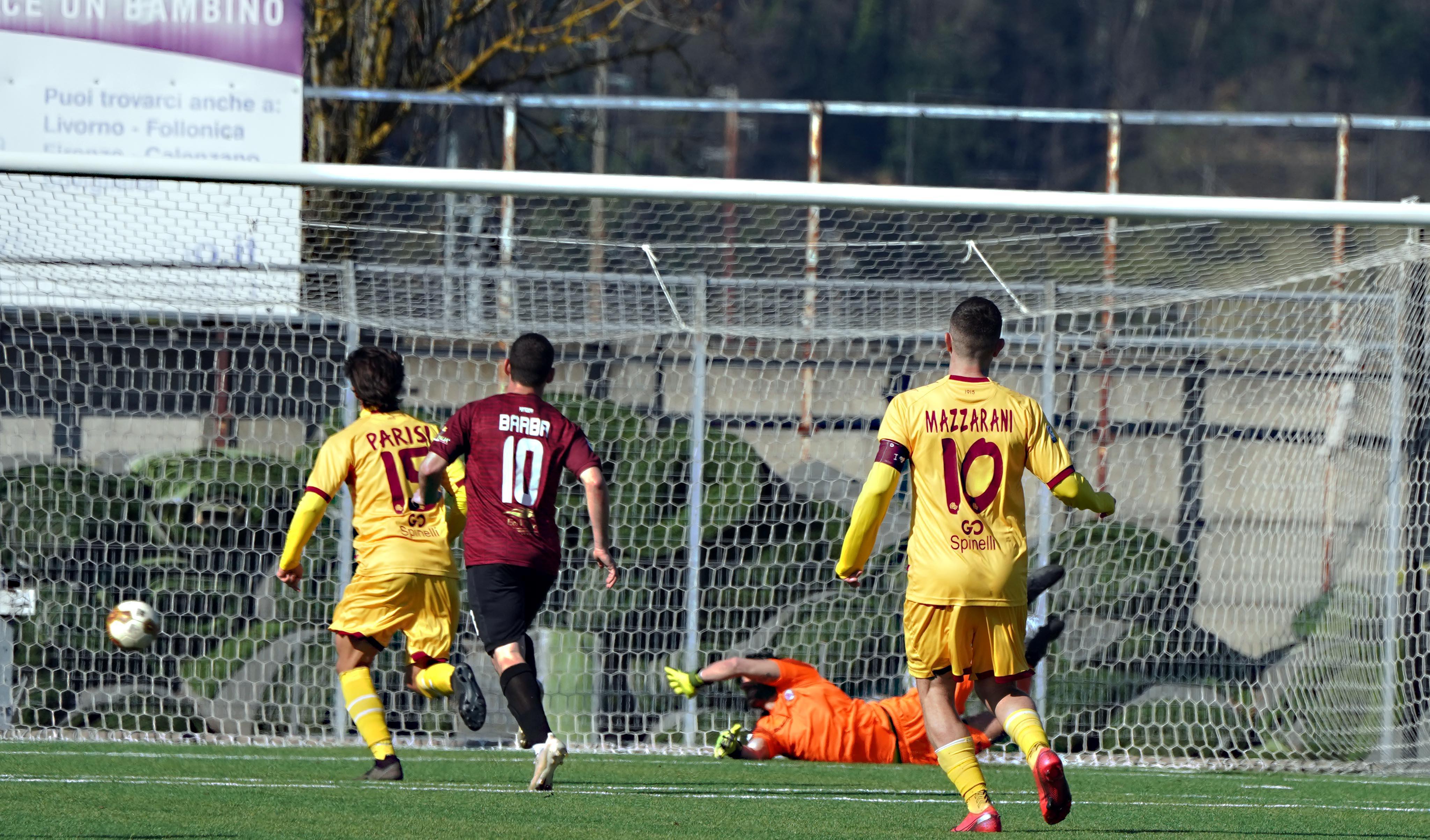 Il momento del gol per il Pontedera segnato da Benedetti (Foto Franco Silvi)