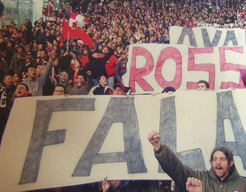 Gigi Guccini, in basso a destra, allo stadio per tifare il suo Livorno