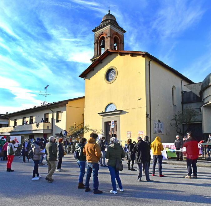 La manifestazione di solidarietà con la parrocchia di Vicofaro