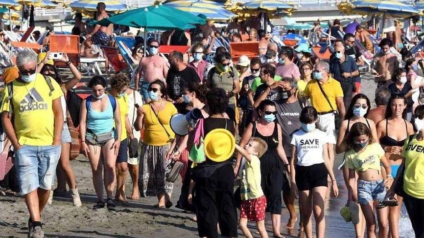 Il gruppo 500 sulla battigia plaude al vicesindaco Cella