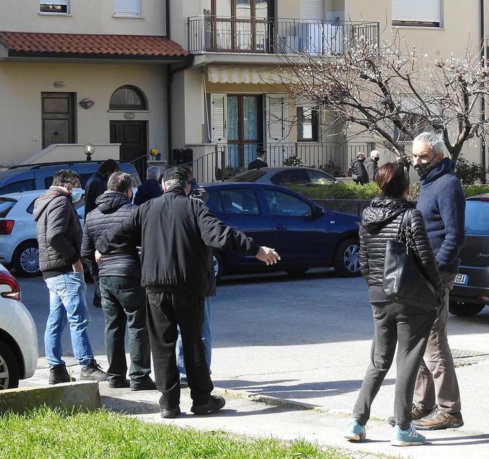Scendono in tanti, parlano in pochi Il silenzio di una comunità incredula