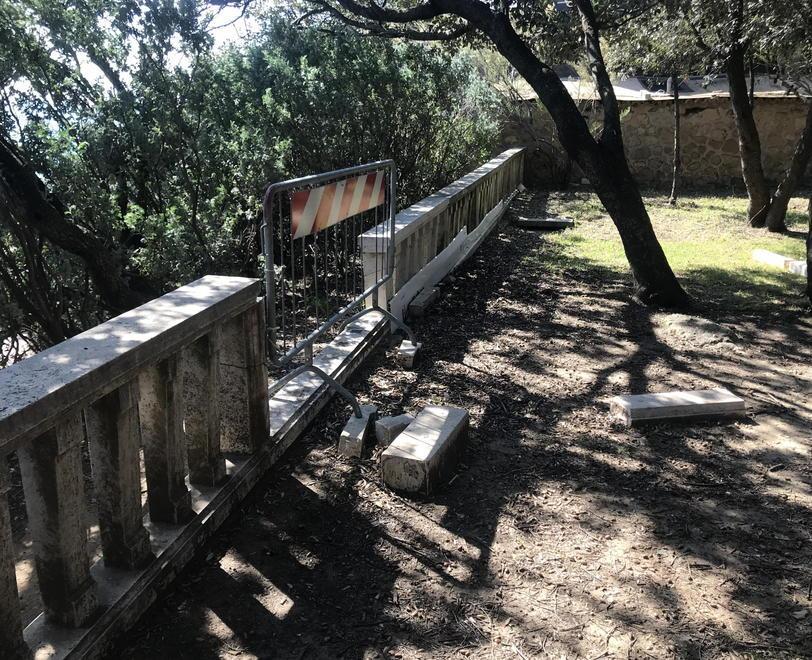 Vandali in azione in pineta Marradi Balaustre distrutte e panchine rovesciate 