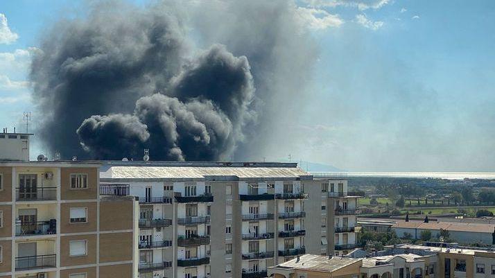 Paura per le colonne di fumo grossi tubi di plastica a fuoco