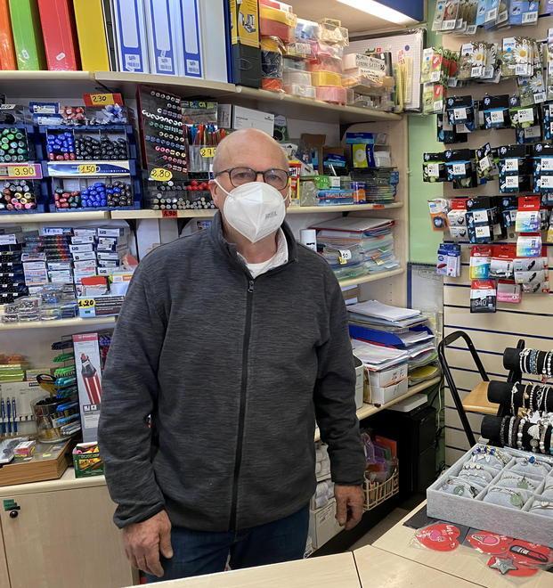 Rapinatore fugge con il cassetto del registratore