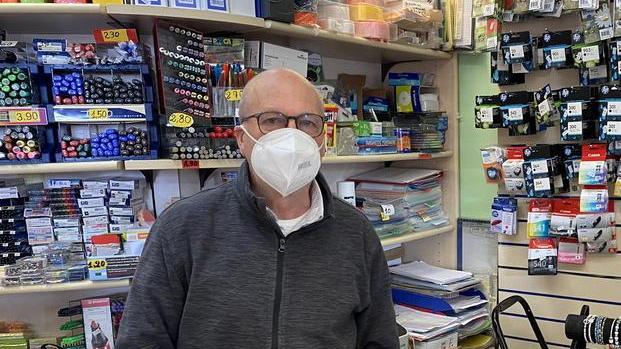 Rapinatore fugge con il cassetto del registratore