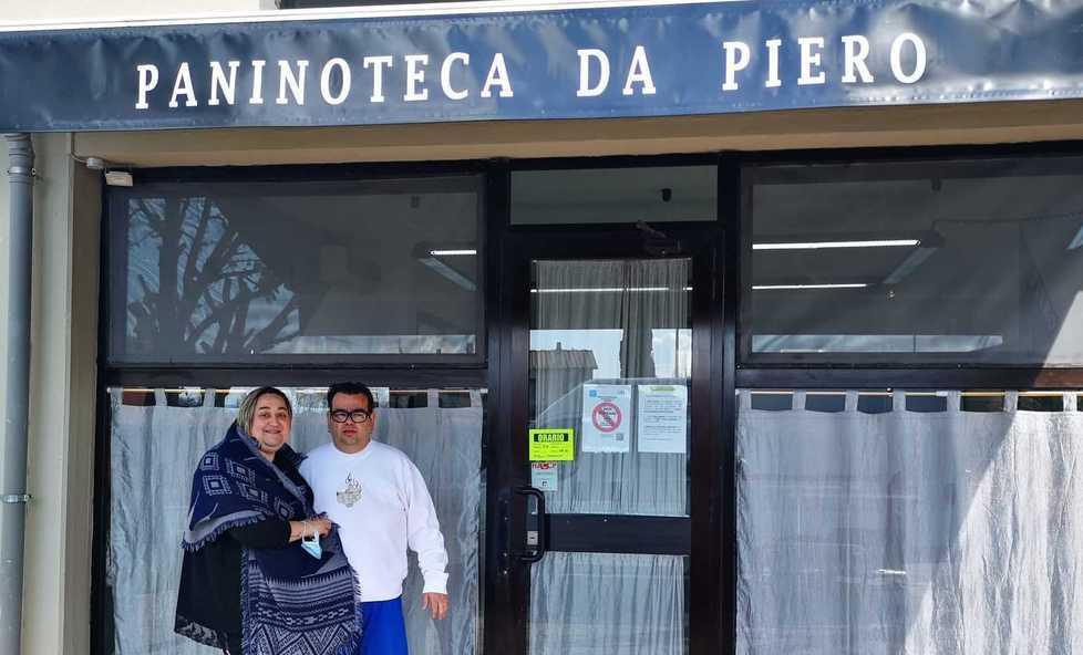 La “mezza di Piero” lascia il furgone ed entra in paninoteca