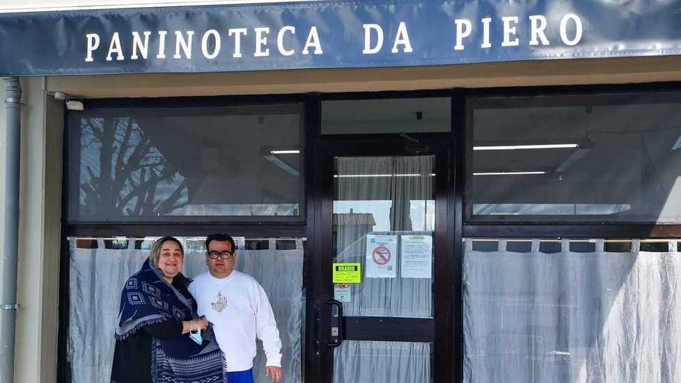 La “mezza di Piero” lascia il furgone ed entra in paninoteca