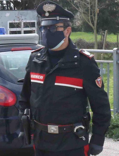 Paga con assegno falso Denunciata una donna