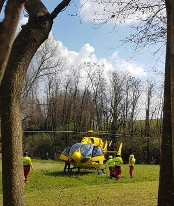 Cade dal cavalcavia 75enne all’ospedale