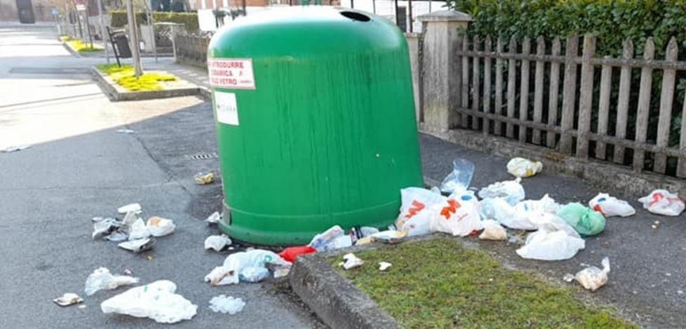 Pec contro Clara «Addetto ha gettato i sacchetti a terra»