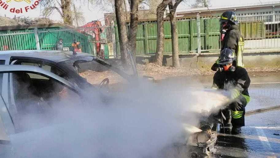 Auto a fuoco alla Sicem Saga