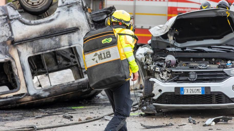 Furgone con sei persone si ribalta e prende fuoco